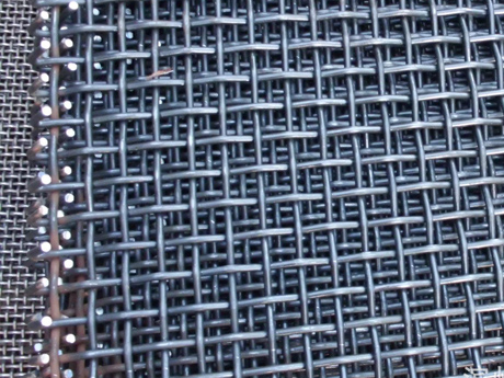 锰矿筛网是一种用于筛分过滤的金属网状结构元件。广泛应用于多行业中的筛分、过滤、脱水、脱泥等作业。它具有很高的强度、刚度和承载能力，可以做成各种形状的刚性的筛分过滤装置。